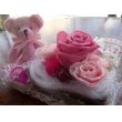 沖縄県うるま市ローズの香の花　ケーキプリザとピンクベア(クリアケース入り）